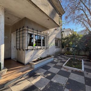Oficina Sosa - Luis Alberto De Herrera Próximo A Gral Flores Excelente Construcción Gran Metraje De Terreno Y Edificado