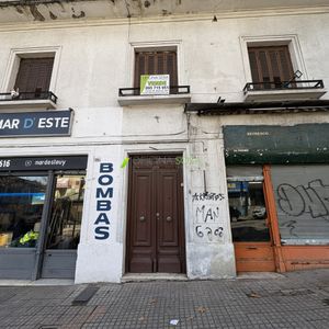 Casa Y 2 Locales En Rio Negro Esq. Cerro Largo
