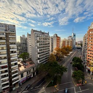 Apto Con División En Av. 18 De Julio Y Mario Cassinoni