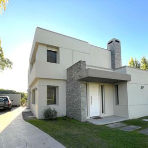 Venta Casa Minimalista 5 Dormitorios, Piscina | San Nicolás