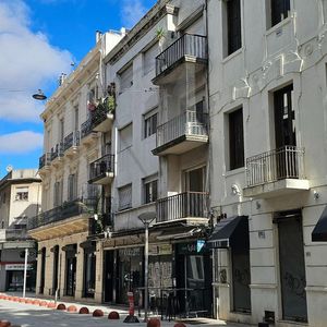 Apartamento, 2 Dormitorios C/ Patio Y Balcón En Ubicación Privilegiada.