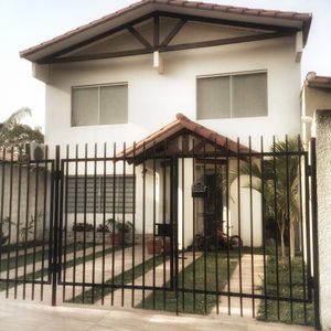 Hermosa Casa De Dos Plantas En La Urbanización Nueva Esperanza