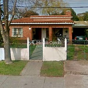 Casa A  Solo 6 Cuadras Del Centro , Cuatro Dormitorios Y Dos Baños