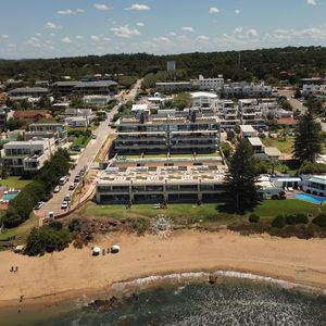 (bpv-bpv-10667)  Apartamento En La Barra Sobre La Playa En Alquiler 3 Dormitorios Y Servicio