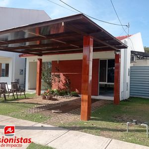 Casa En Venta De 3 Dormitorios En Condominio