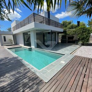 Casa Minimalista En Lomas De La Tahona. Piscina. 4 Dormitorios. Servicio. Seguridad