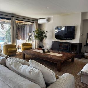 Espectacular Casa En Venta De 3 Dormitorios Y Servicio, Living Y Estar, Con Vista Al Lago