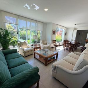 Venta Casa Lomas De La Tahona. 3 Dormitorios. Servicio. Jardin. Piscina. Seguridad