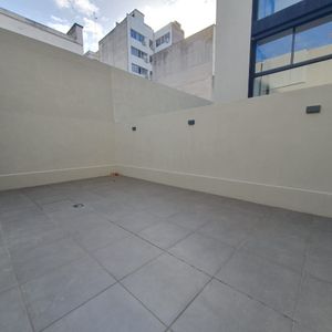 -apartamento 2 Dorm  Con Balcon Y Patio En El  Centro.