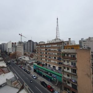 -apartamento De Un Dormitorio Al Frente Con Garage En Tres Cruces
