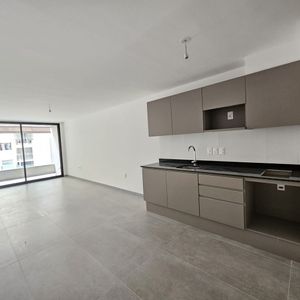 -apartamento De Un Dormitorio En Pocitos, Balcón Y Patio Con Parrillero.