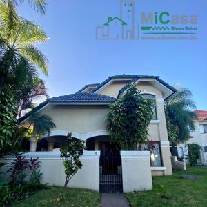 Linda Casa En Venta De 2 Plantas Zona Doble Via La Guardia