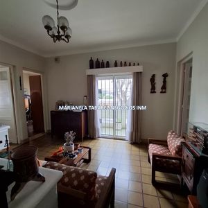 Venta Casa 2 Dorm.  Terraza Con Parrillero En Barrio Pérez Castellanos Planta Alta. Muy Luminosa Y Segura