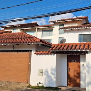 En Barrio Las Palmas Casa En Alquiler