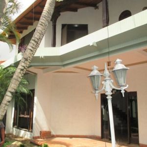 Hermosa Casa A Precio De Lote Con Salida A 2 Calles En Zona Super Comercial