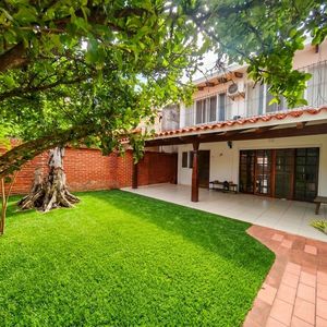 En Anticretico | Amplia Casa En Barrio Urbari