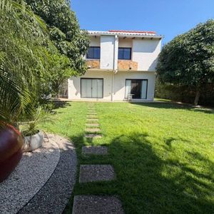 Casa En Alquiler En Condominio Jardines Del Urubo