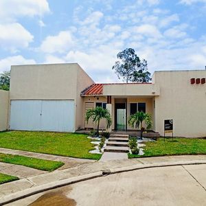 Amplia Casa En Venta En Condominio Family Club Zona Norte