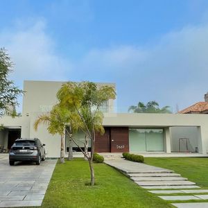 Moderna Casa En Barrio Parques