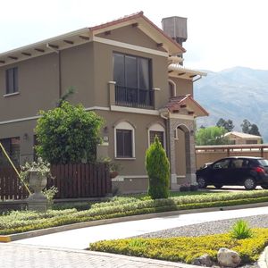 Preciosa Casa En Venta En Condominio La Serena Tiquipaya - Cochabamba