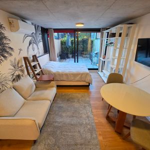 En Alquiler, Monoambiente Equipado, Luminoso, Patio Interno Exclusivo Y Garaje
