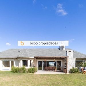 Casa En Venta De 3 Dormitorios C/ Cochera En La Tahona