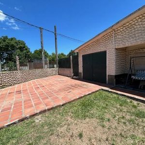 Casa En Venta De 3 Dormitorios C/ Cochera En Solymar