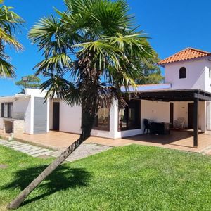 Venta De Casa De 5 Dormitorios, Barbacoa, Y Más De 1000m2 De Jardín En Solymar