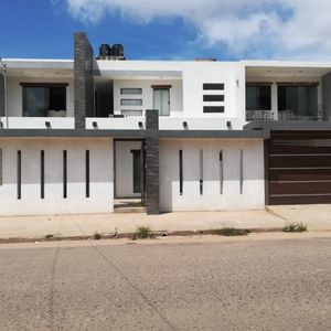 Alquilo Casa Semi Independiente Planta Baja 