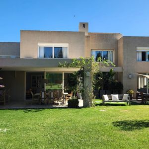 Divina Casa A La Venta En Barrio Privado