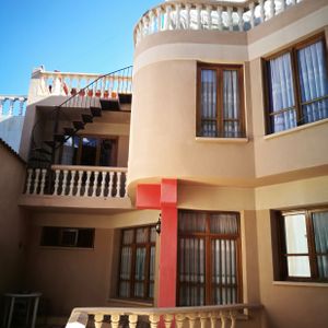 Acogedora, Iluminada Y Tranquila Casa En Pleno Centro De La Ciudad.