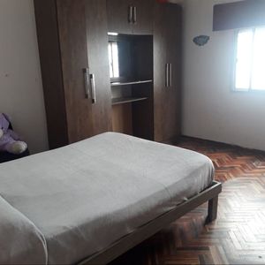 Venta De Casa En Unión, 2 Dormitorios, Fondo Y Cochera.
