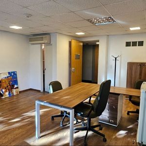 Estupenda Oficina En Wtc Sobre Luis Alberto De Herrera, Ideal CLínica, Estudio De  Profesionales, Etc. Con Amplio Garaje.