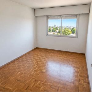 Venta Apartamento Malvin-buceo 2 Dormitorios 1 Baño,  Amplio Garaje, Sobre Avda Italia Esquina Comercio