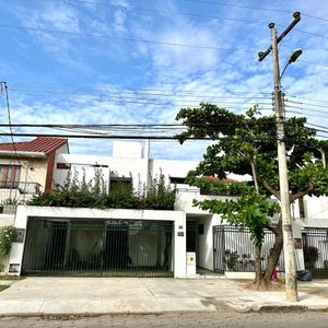 Amplia Casa Elegante Urbanización Cañoto