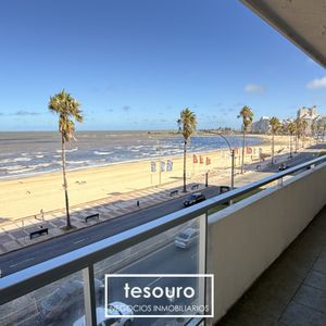Venta De Apartamento 2 Dormitorios Y Servicio En Pocitos
