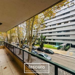 Alquiler Apartamento De 3 Dormitorios Y Servicio En Pocitos