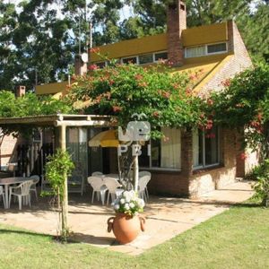 Alquiler Temporario De Casa De 3 Dormitorios En Camino Lussich, Punta Ballena