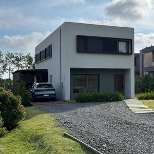 Casa En Venta 4 Dormitorios  Lomas De Carrasco