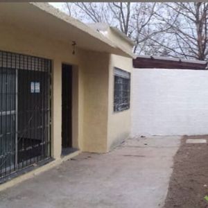 Casa De 2 Dormitorios Con Cochera Al Frente En Solymar Sur