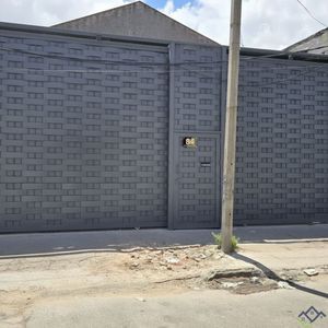 Gran Propiedad Con Galpón De 10 Mts De Altura Y 3 Apartamentos