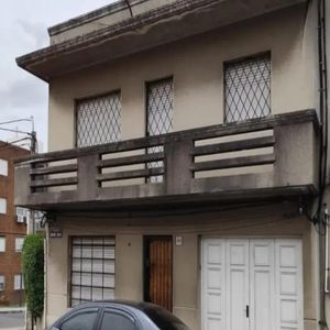 Venta Casa En Esquina De 2 Plantas Con Apartamento Independiente, Jardín Y Parrillero