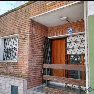 Casa En Venta C/ Cochera En La Comercial