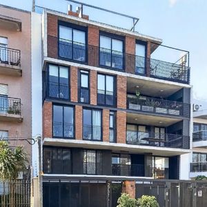 Espectacular Apartamento De Doble Altura Con Cochera, Patio Y Parrillero Exclusivo En Punta Carretas