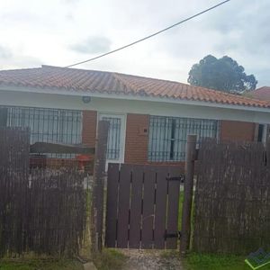 Casa En Alquiler C/ Cochera En Shangrilá
