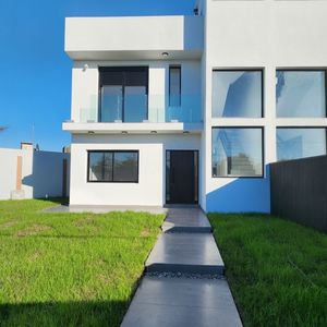 Casa En Alquiler C/ Cochera En Solymar