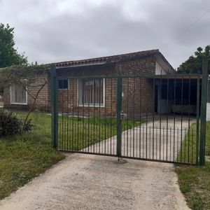Venta De Casa En Solynar, 3d, 1b, Gran Jardín, Parrillero, Cochera.