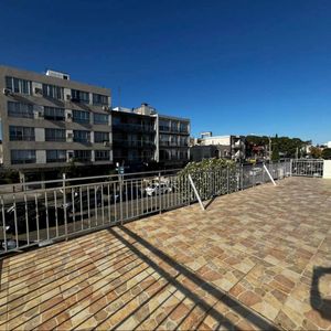 Venta De Apartamento Malvin 2 Dormitorios 2 Baños Garaje, Gran Terraza. Vista Al Mar