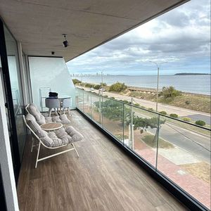 Alquiler Apartamento Punta Del Este - Parada 23 De La Mansa, 2 Dormitorios, Terraza, Cochera
