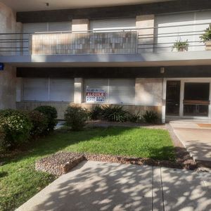 Edificio De Categoría, Planta Baja, Gran Ubicación.  Arrendado.